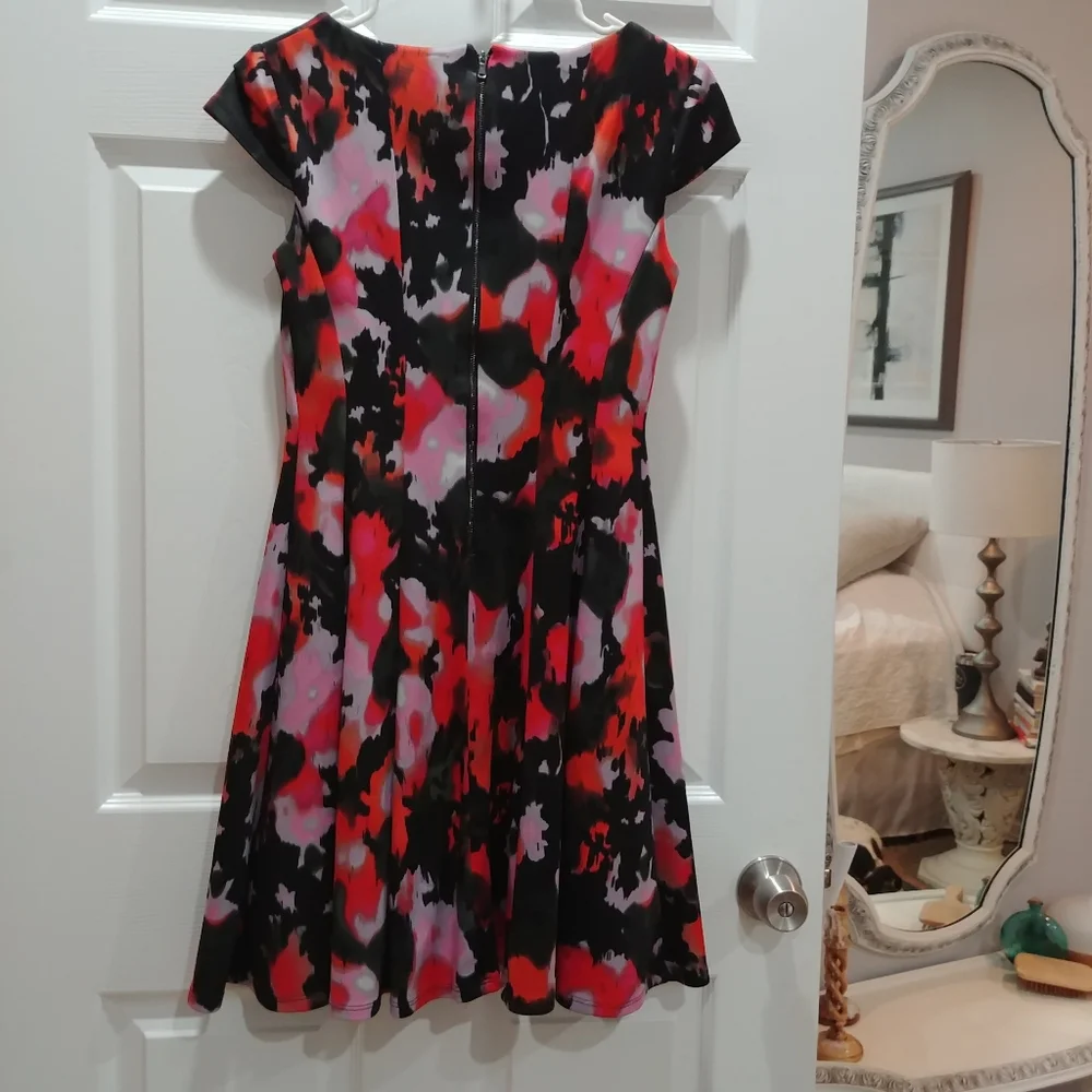 Betsey Johnson flirty abstract red & black swing dress w/ cap sleeves size 2